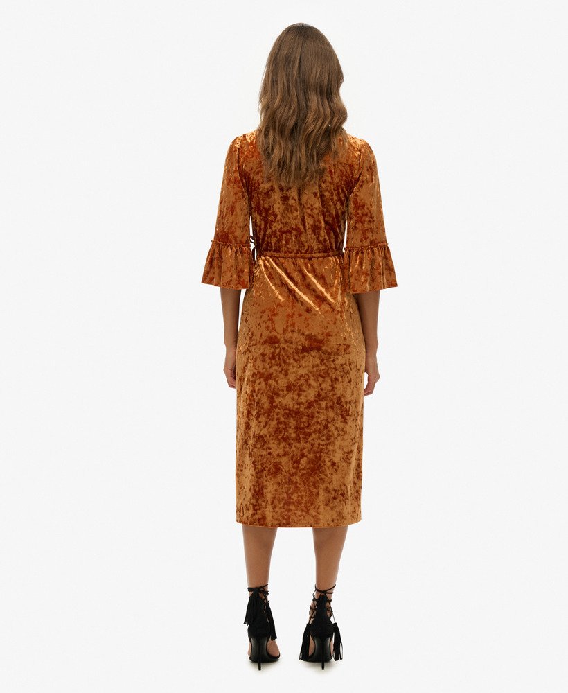 vestido midi envelope de veludo com mangas curtas na cor marrom tabaco.
