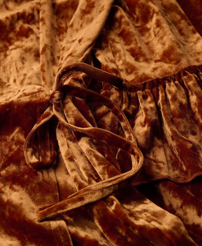 vestido midi envelope de veludo com mangas curtas na cor marrom tabaco.