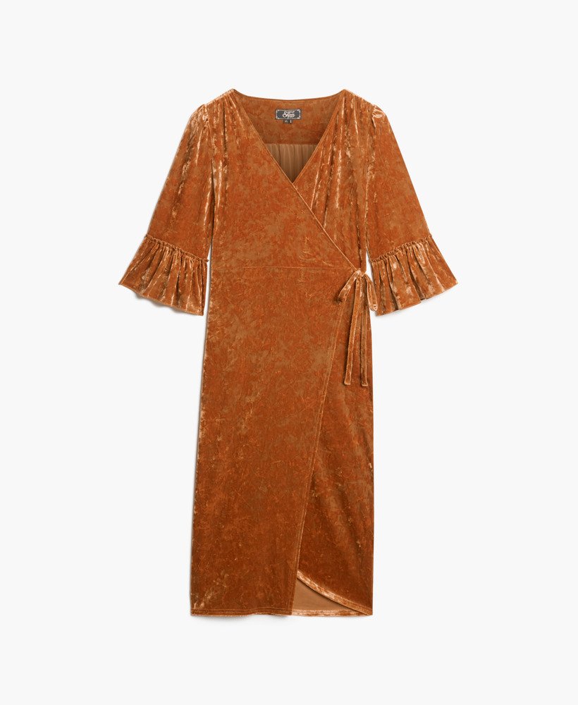 vestido midi envelope de veludo com mangas curtas na cor marrom tabaco.