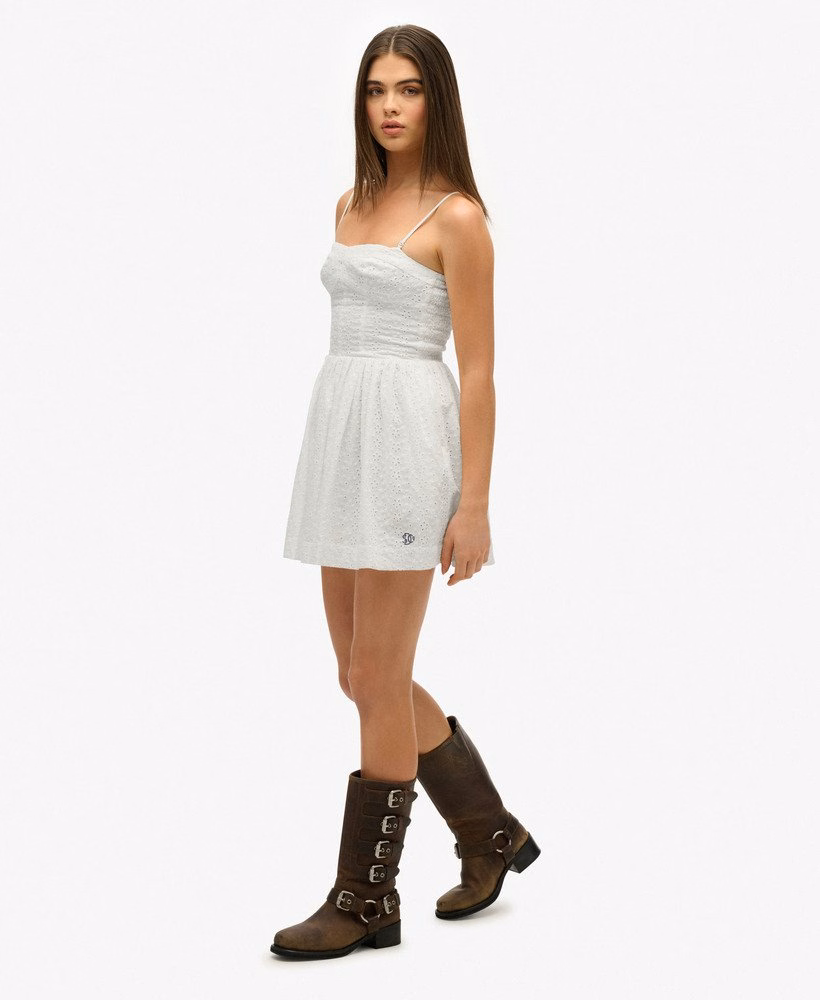 Vestido curto de alças com bordado inglês