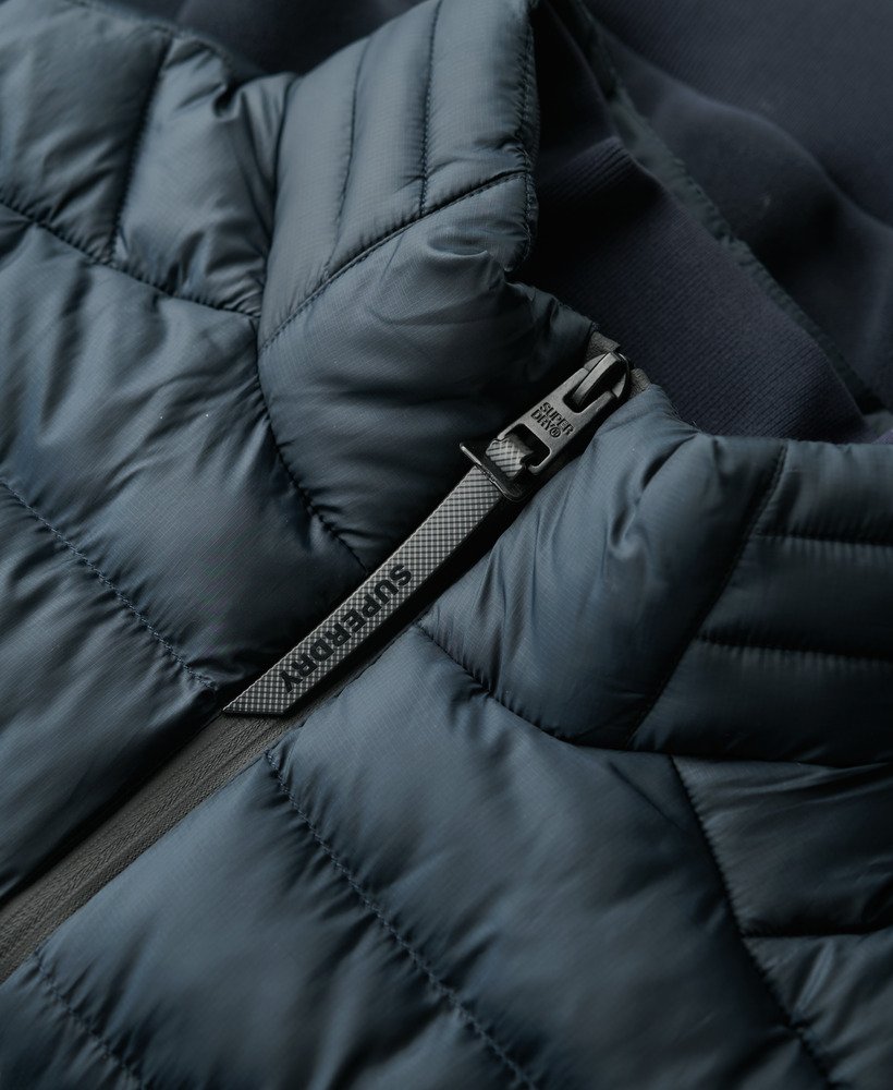 jaqueta bomber híbrida storm fleece na cor azul marinho eclipse