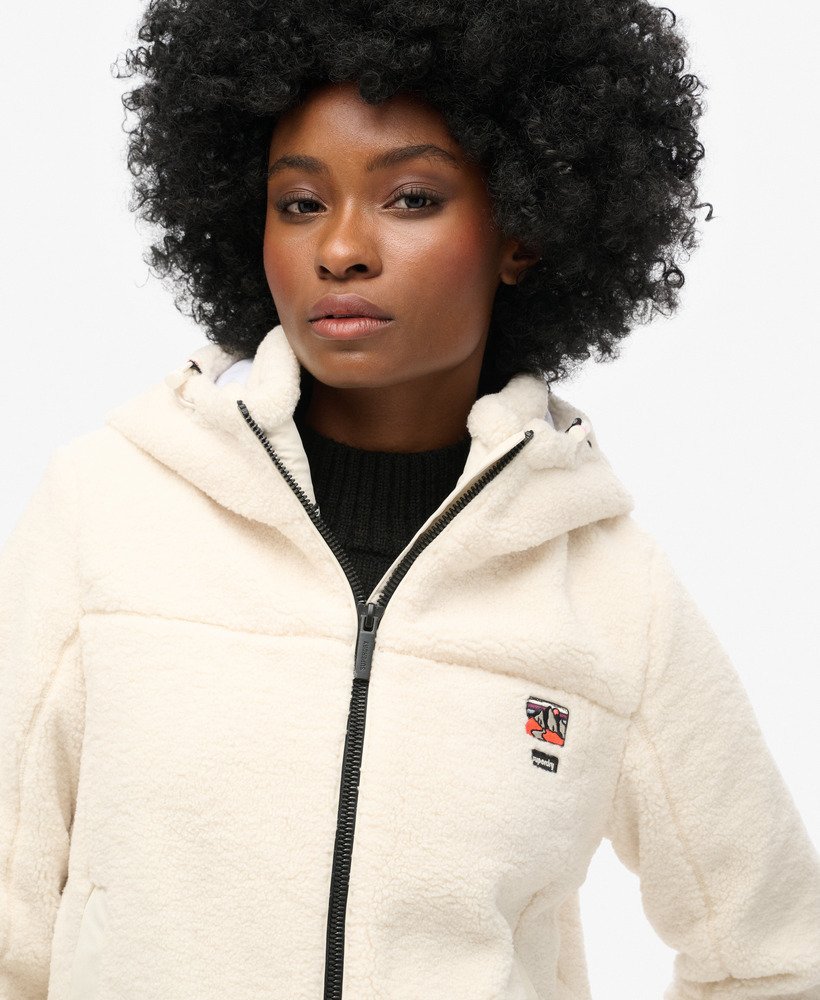 jaqueta borg trekker com capuz na cor off white