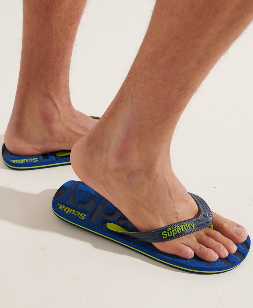 chinelo essential logo na cor cobalt grit