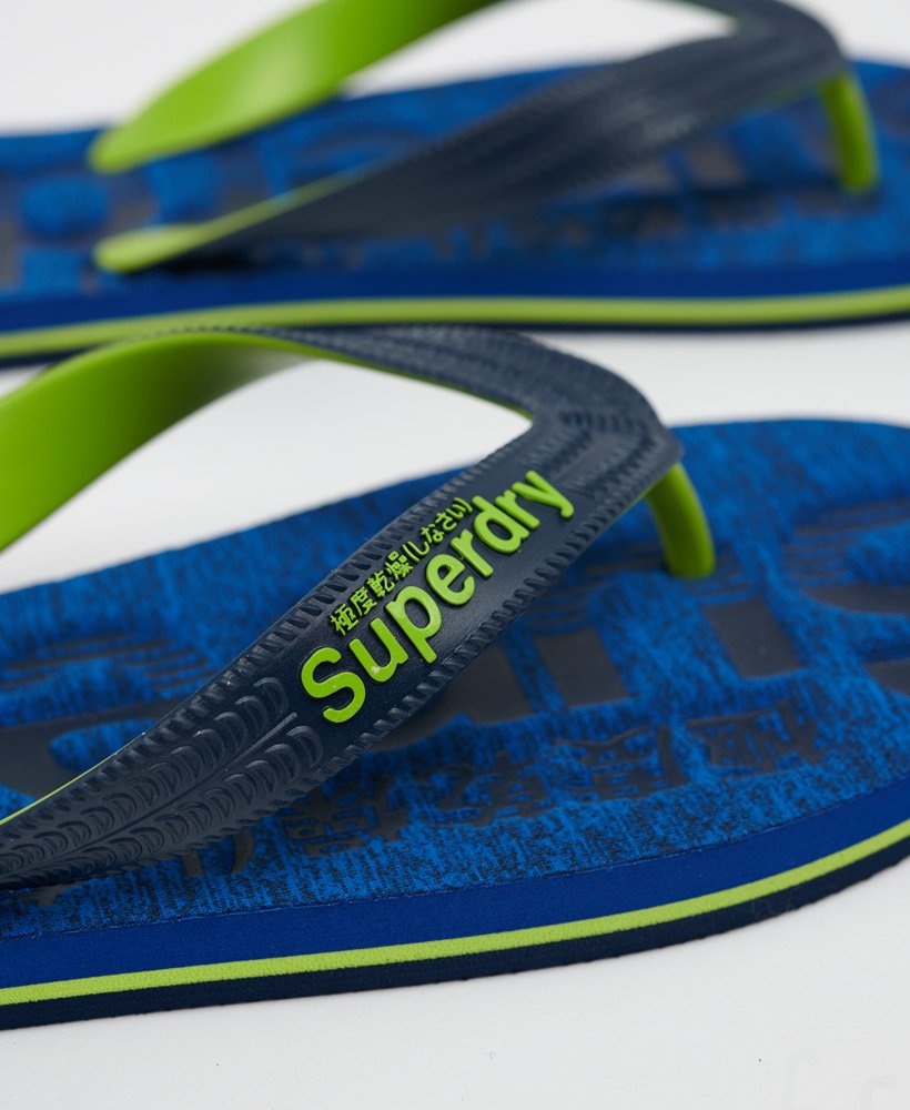 chinelo essential logo na cor cobalt grit