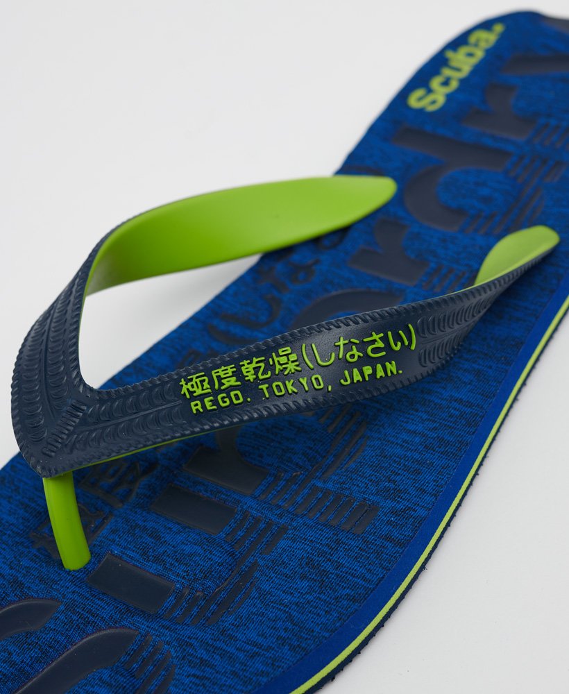 chinelo essential logo na cor cobalt grit