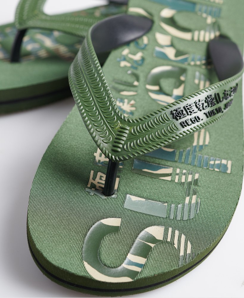 chinelo de dedo com estampa camuflada em verde-olivapreto