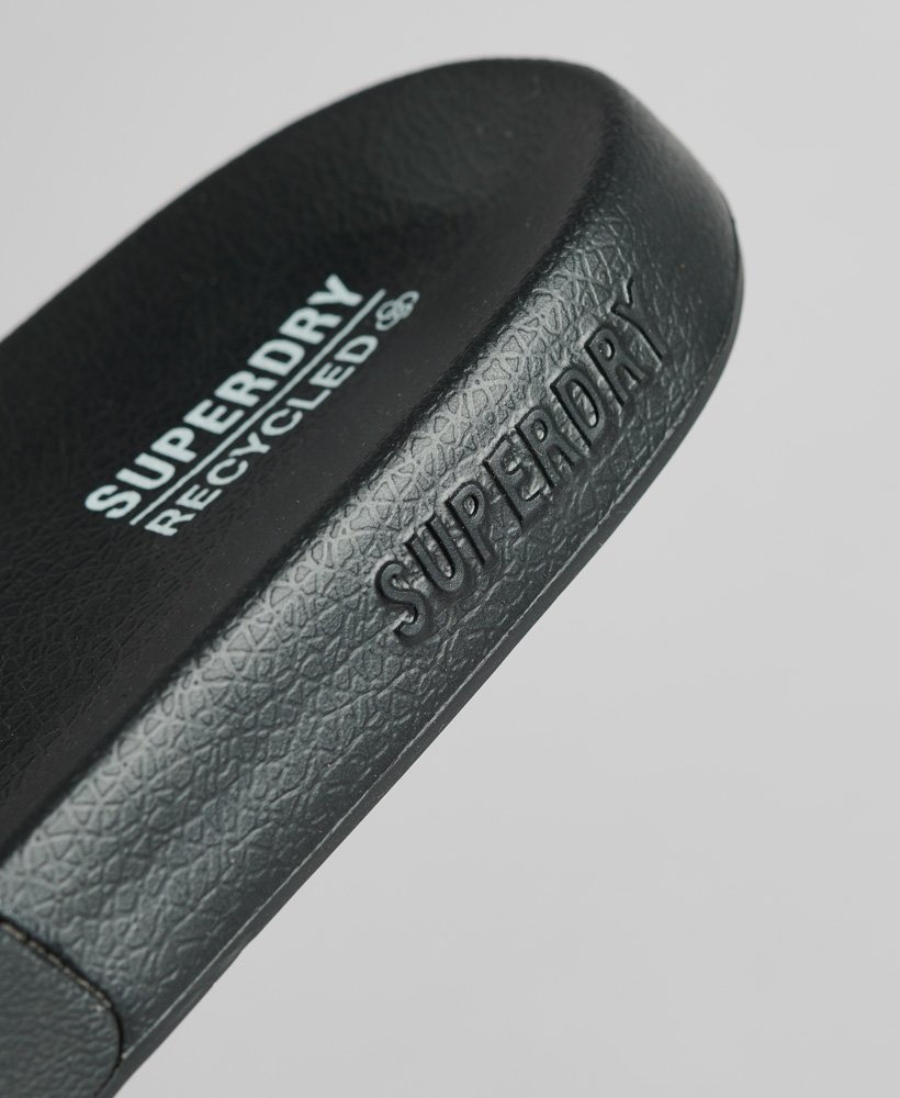 sliders de piscina com o logotipo code em pretopreto