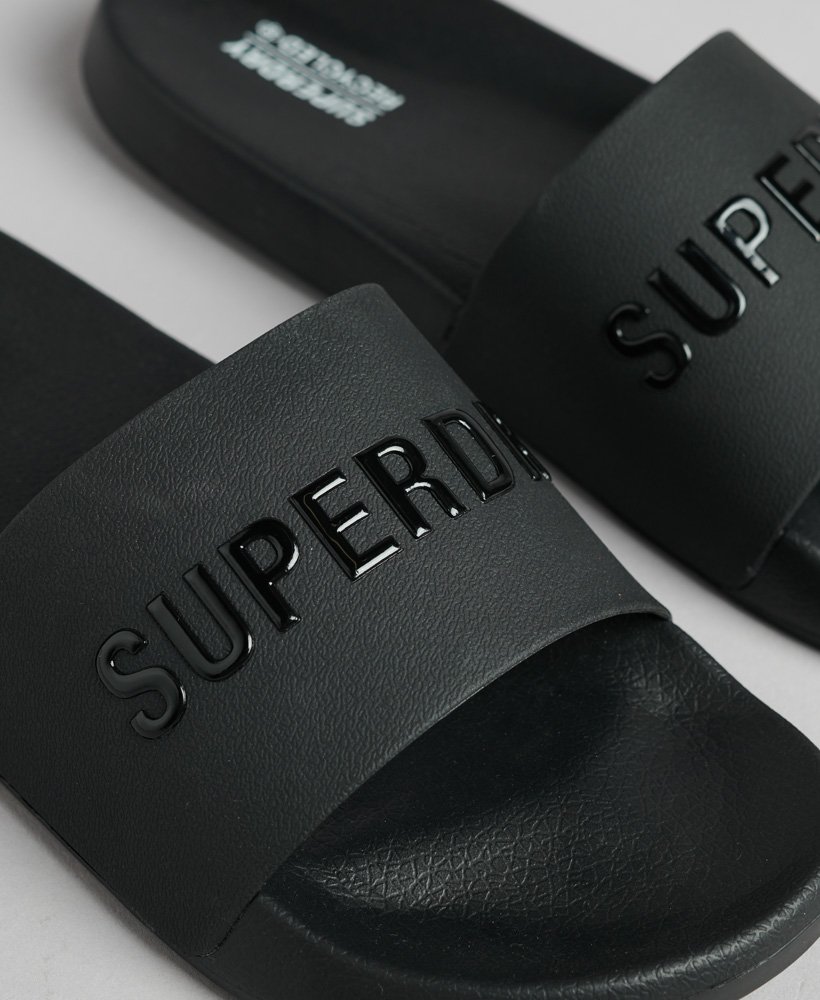 sliders de piscina com o logotipo code em pretopreto