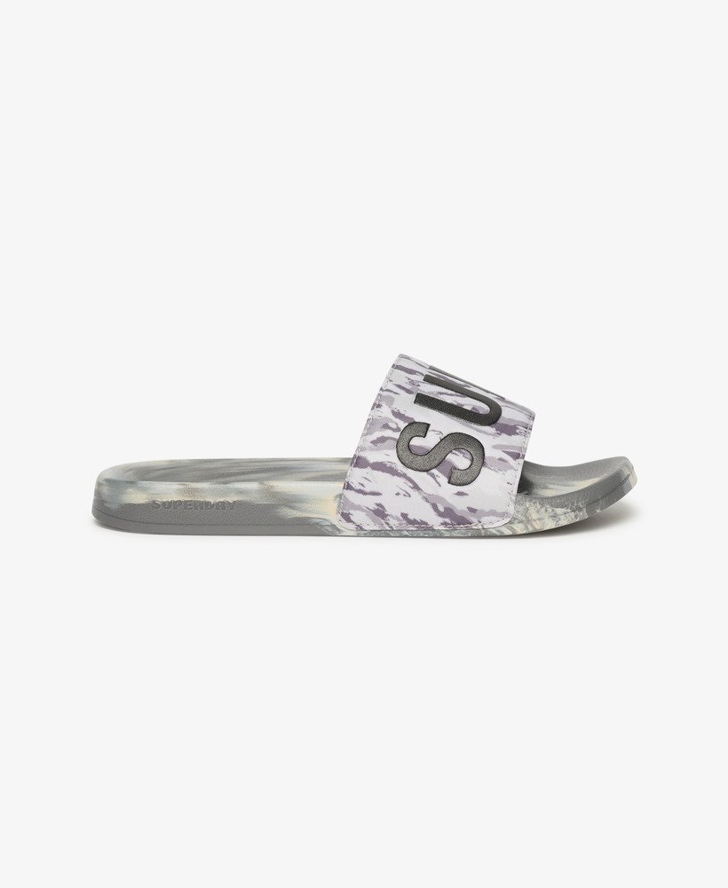 chinelo de piscina vegano com estampa camuflada de tigre em cinza gelo.