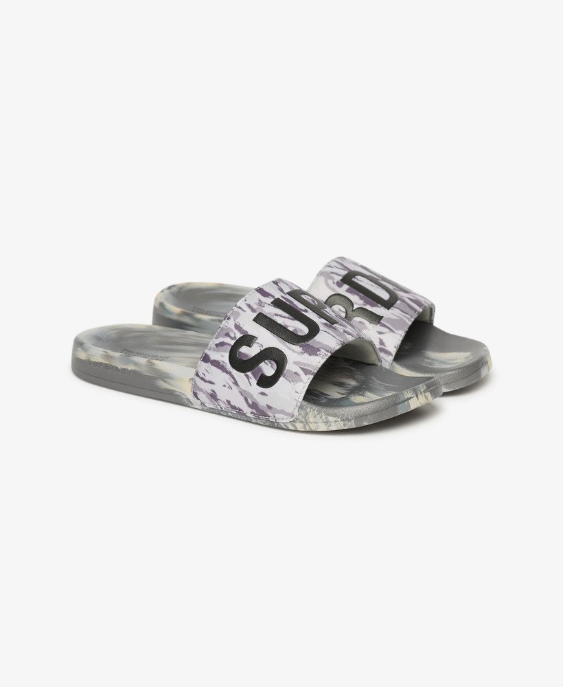 chinelo de piscina vegano com estampa camuflada de tigre em cinza gelo.