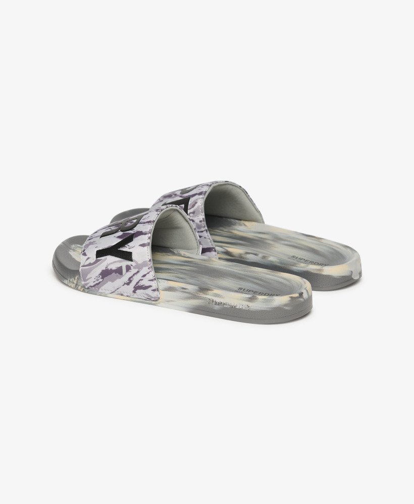 chinelo de piscina vegano com estampa camuflada de tigre em cinza gelo.