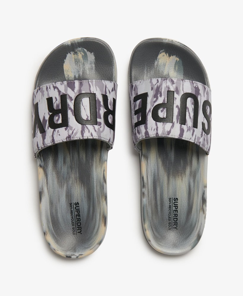 chinelo de piscina vegano com estampa camuflada de tigre em cinza gelo.