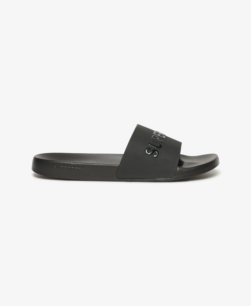 chinelo de piscina com logo vegano na cor pretopreto