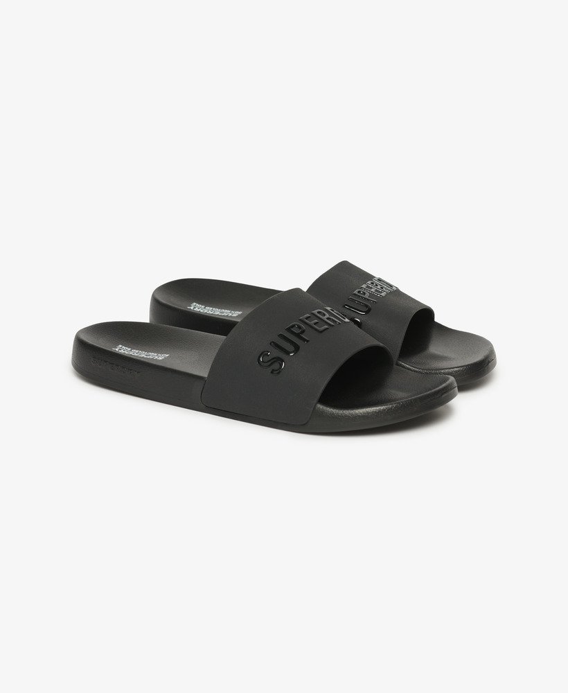 chinelo de piscina com logo vegano na cor pretopreto