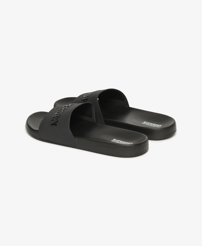 chinelo de piscina com logo vegano na cor pretopreto