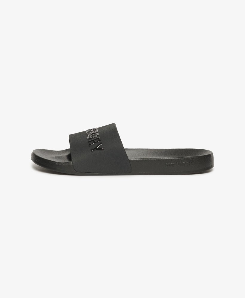 chinelo de piscina com logo vegano na cor pretopreto