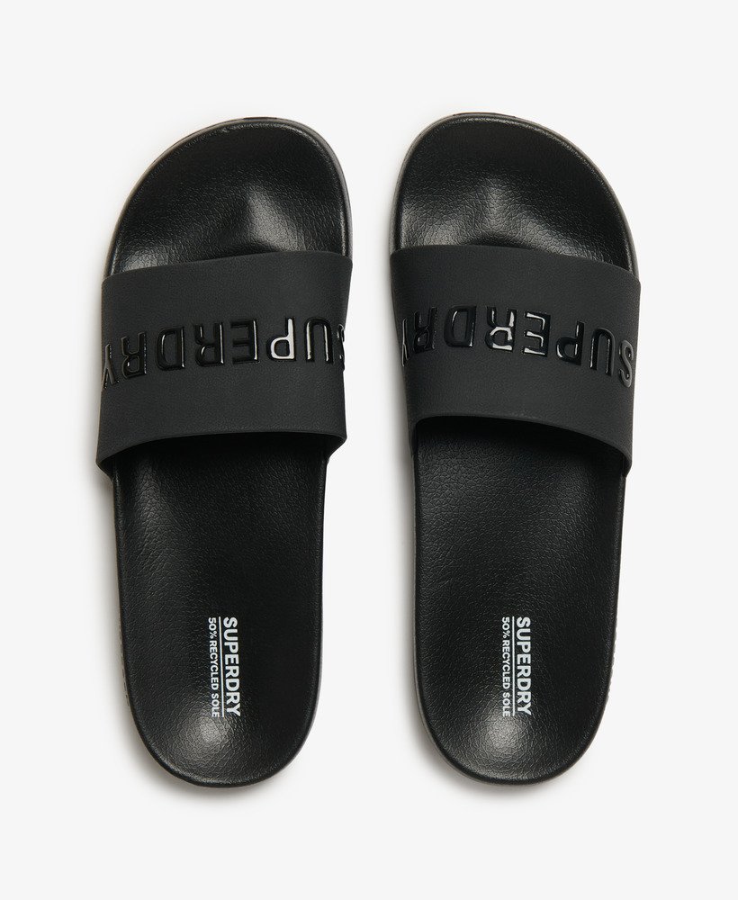 chinelo de piscina com logo vegano na cor pretopreto