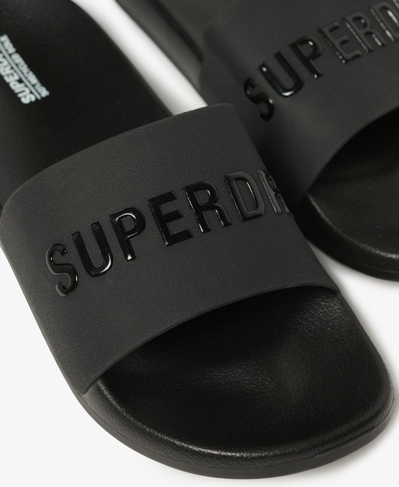 chinelo de piscina com logo vegano na cor pretopreto