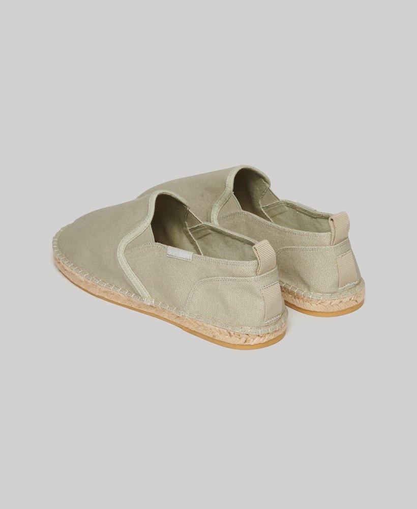 sapatos espadrille de lona na cor marrom-pedra.
