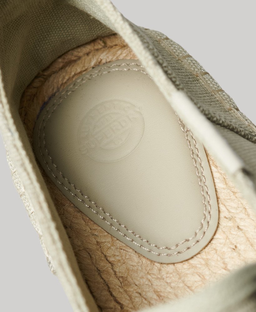 sapatos espadrille de lona na cor marrom-pedra.