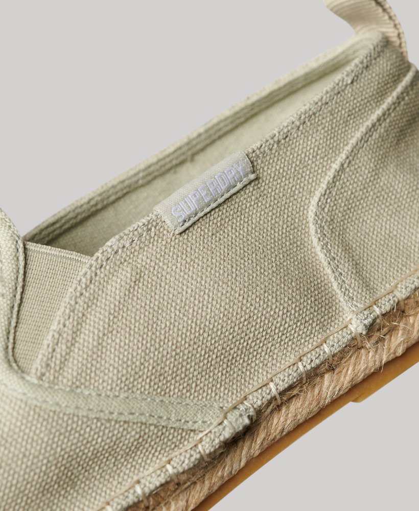 sapatos espadrille de lona na cor marrom-pedra.