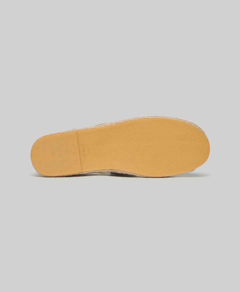sapatos espadrille de lona na cor marrom-pedra.