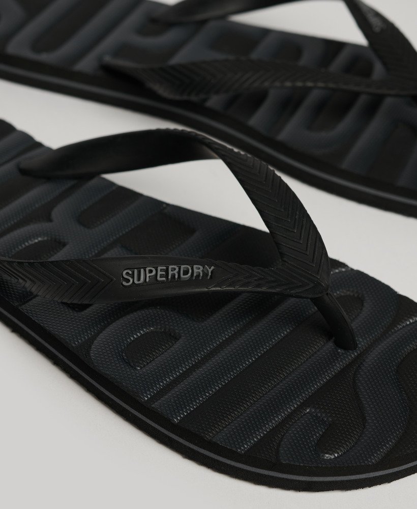 chinelo vintage vegano em tons de preto.