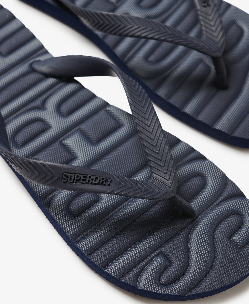 chinelo vintage vegano em tom azul marinho intenso.