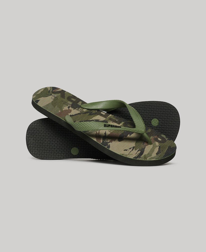 chinelo vegano com logo em estampa camuflada woodland aop