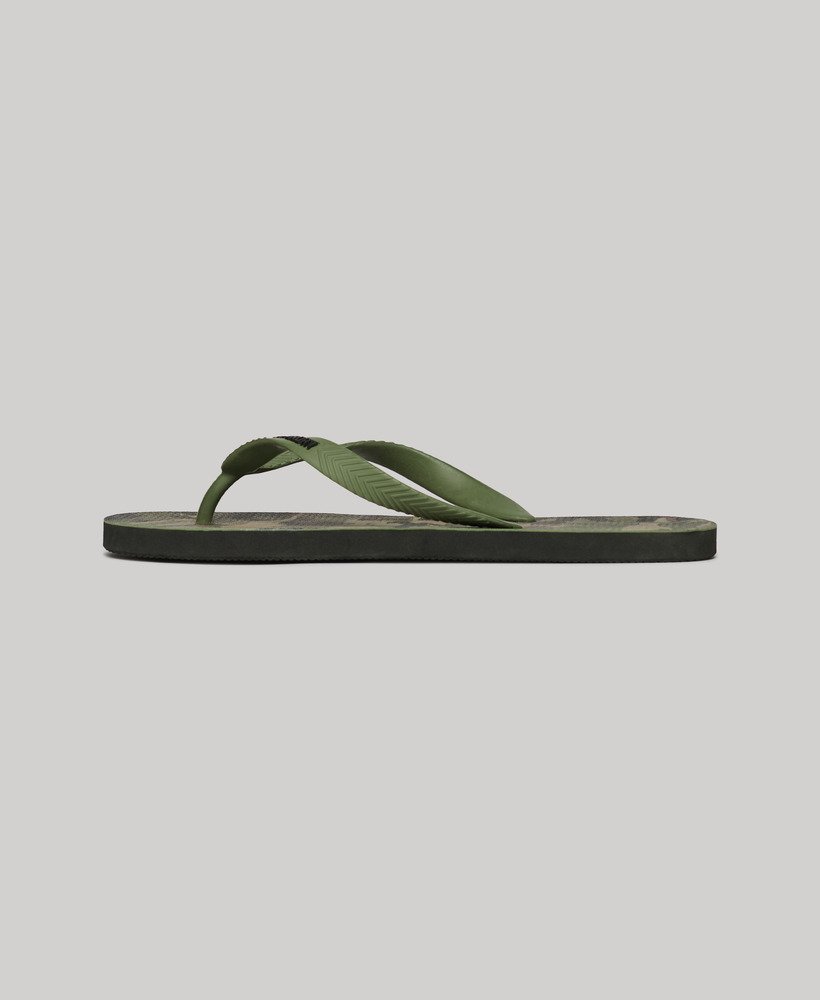 chinelo vegano com logo em estampa camuflada woodland aop