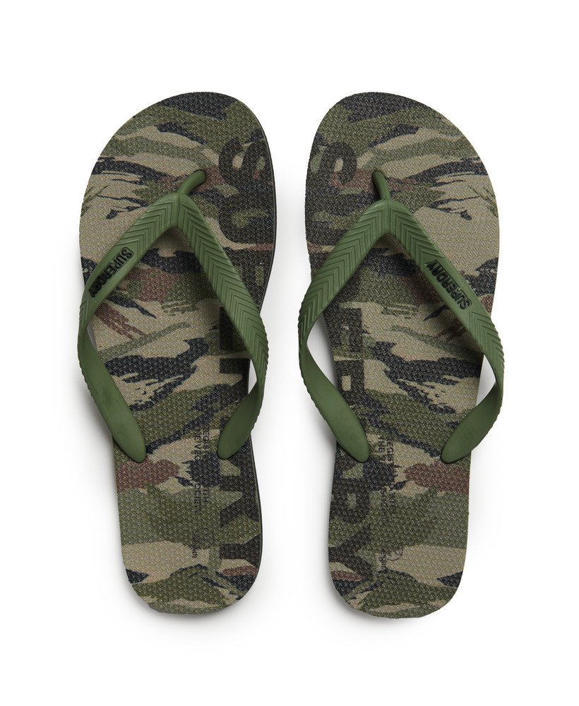 chinelo vegano com logo em estampa camuflada woodland aop