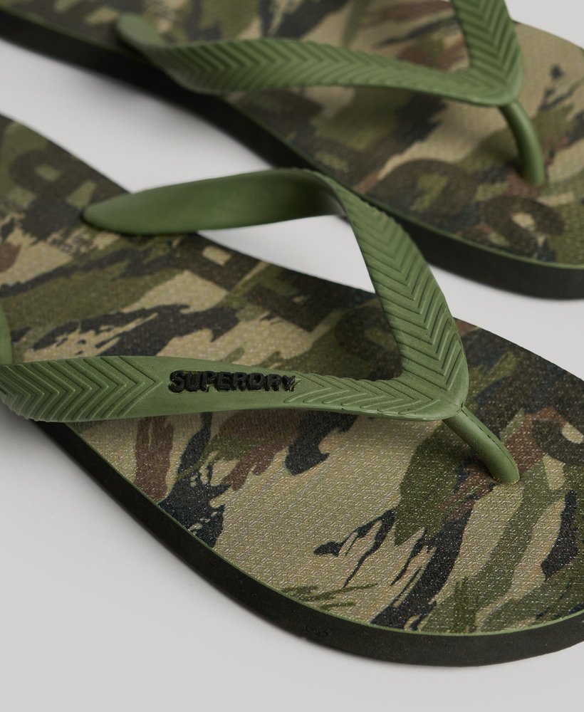 chinelo vegano com logo em estampa camuflada woodland aop