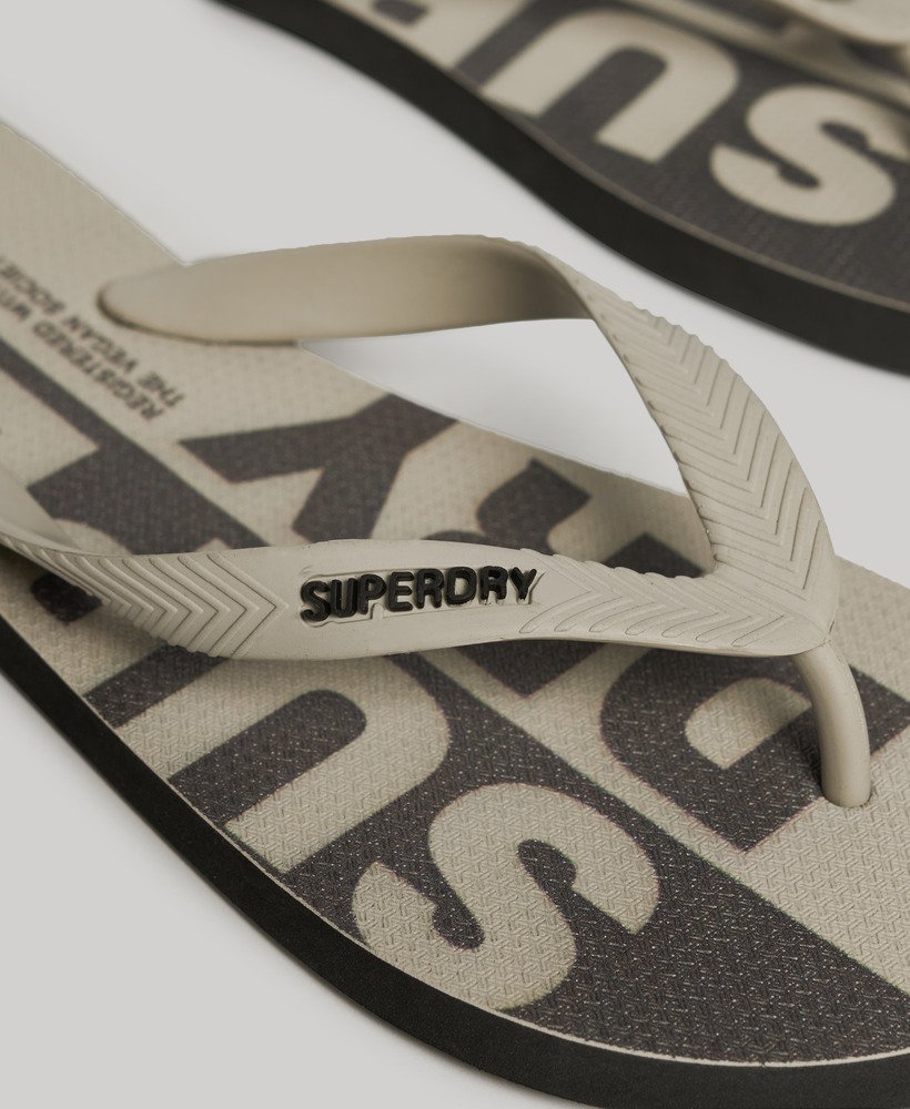 chinelo de dedo vegano com logo na cor cinza ardósiapedra