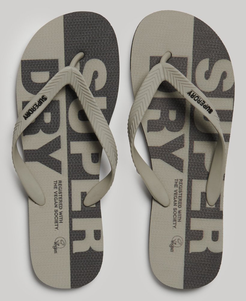 chinelo de dedo vegano com logo na cor cinza ardósiapedra