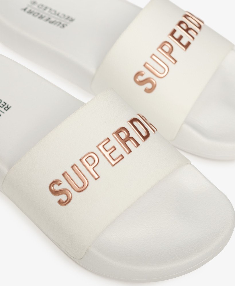 sliders de piscina com o logotipo code em ouro rosa óticometálico