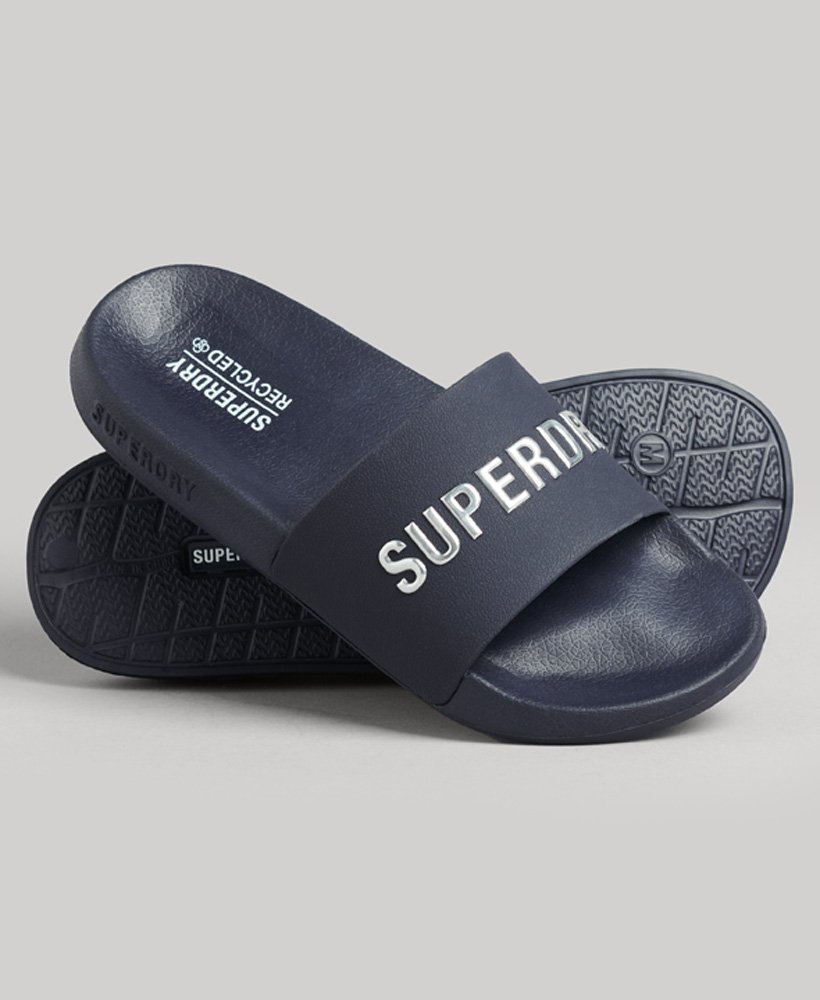 sliders de piscina com o logotipo code em azul marinho intenso.
