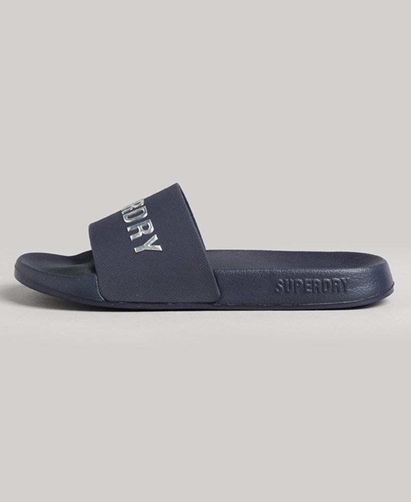 sliders de piscina com o logotipo code em azul marinho intenso.