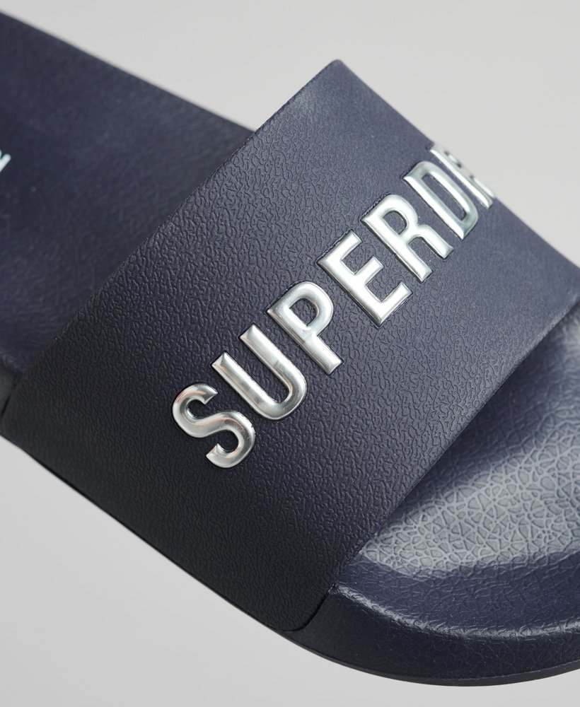 sliders de piscina com o logotipo code em azul marinho intenso.