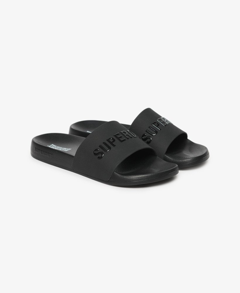 chinelo de piscina com logo vegano na cor pretopreto