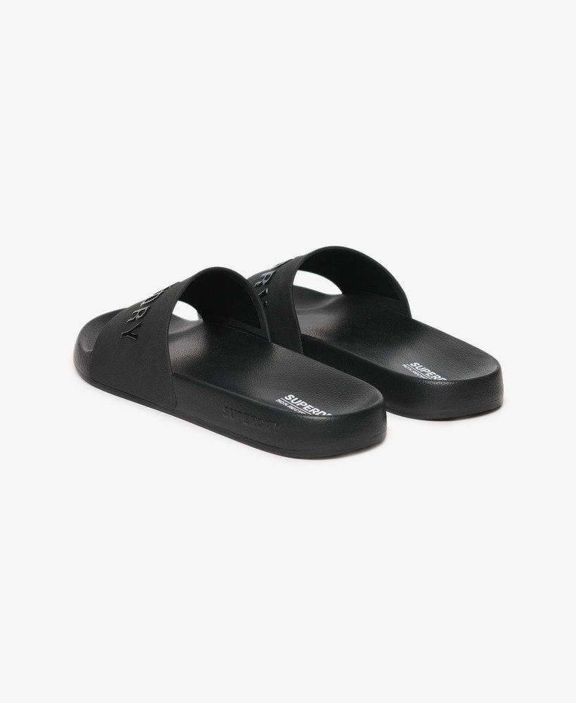 chinelo de piscina com logo vegano na cor pretopreto