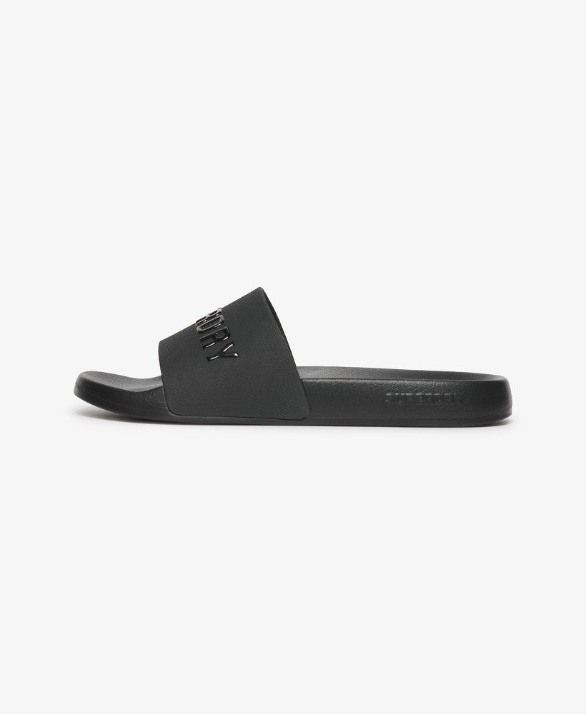 chinelo de piscina com logo vegano na cor pretopreto