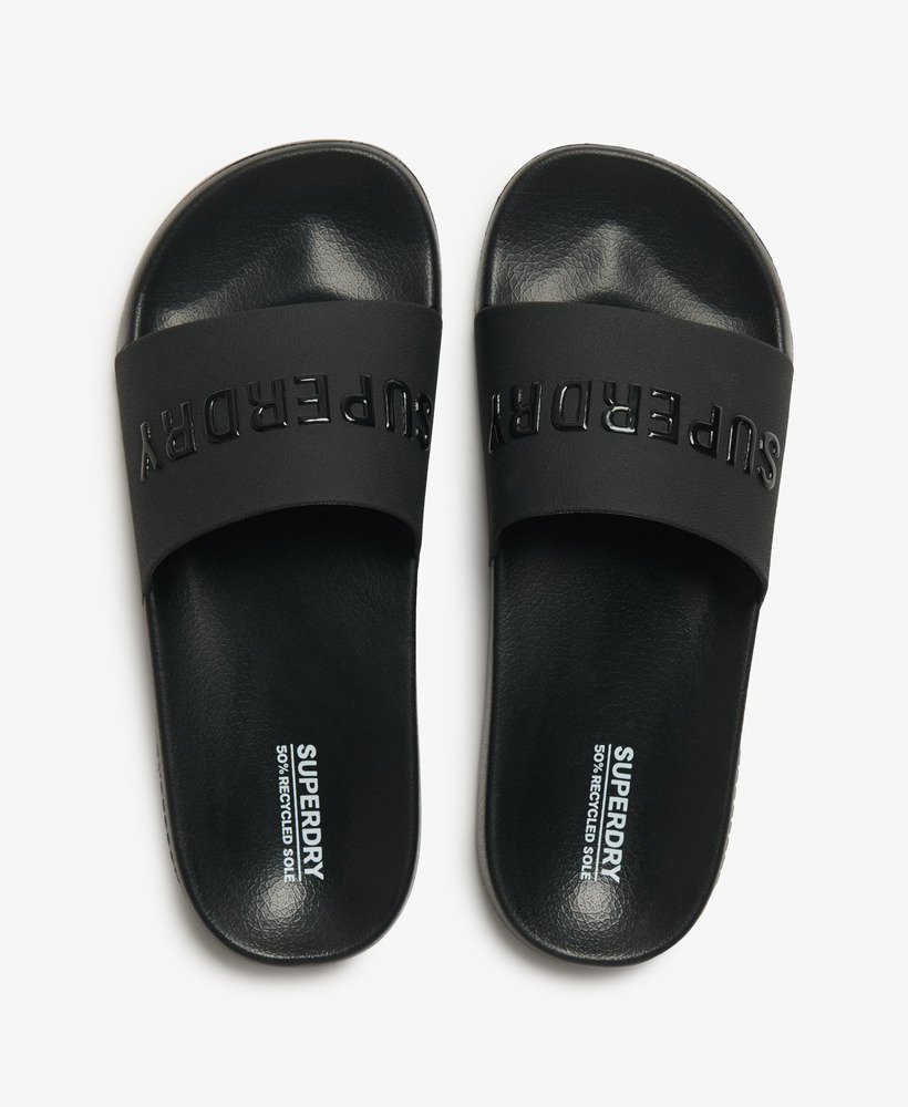 chinelo de piscina com logo vegano na cor pretopreto
