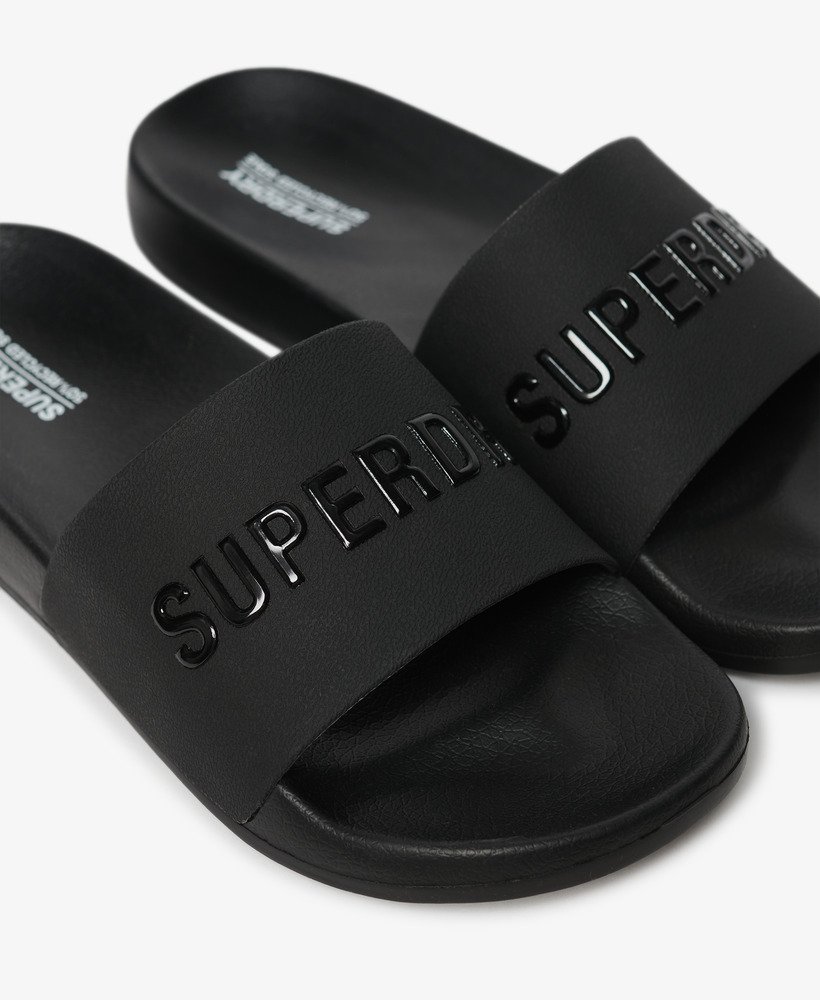 chinelo de piscina com logo vegano na cor pretopreto
