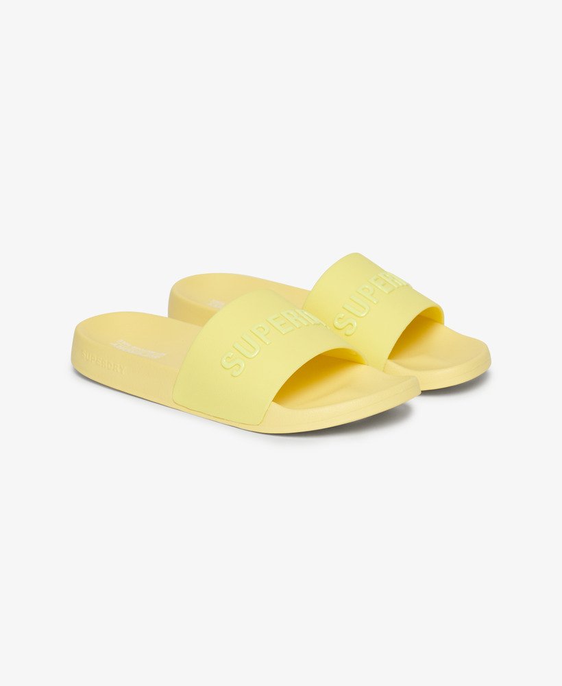 chinelo de piscina com logo vegano na cor verde limão ensolarado
