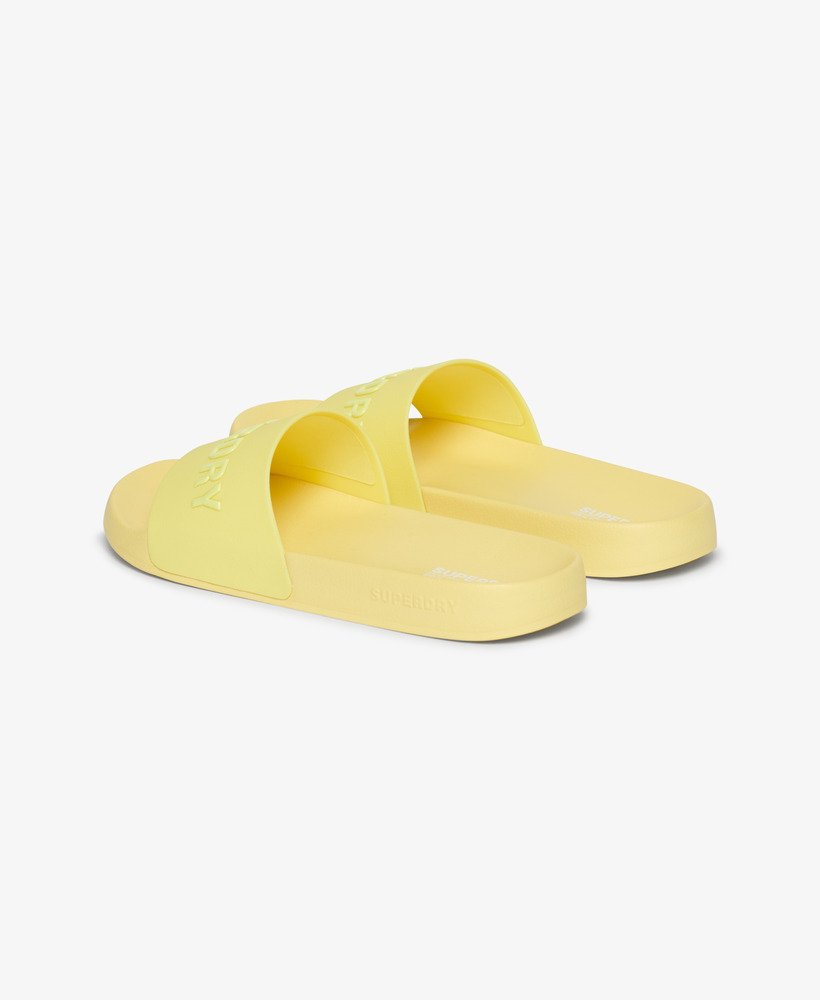 chinelo de piscina com logo vegano na cor verde limão ensolarado