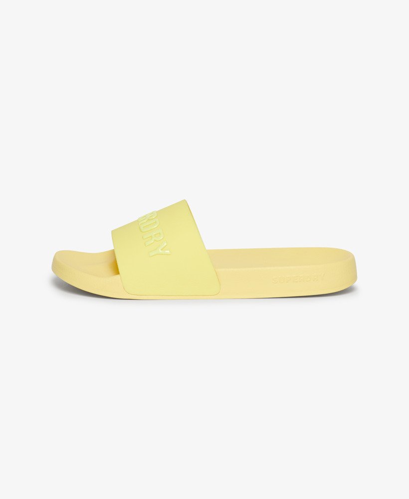 chinelo de piscina com logo vegano na cor verde limão ensolarado
