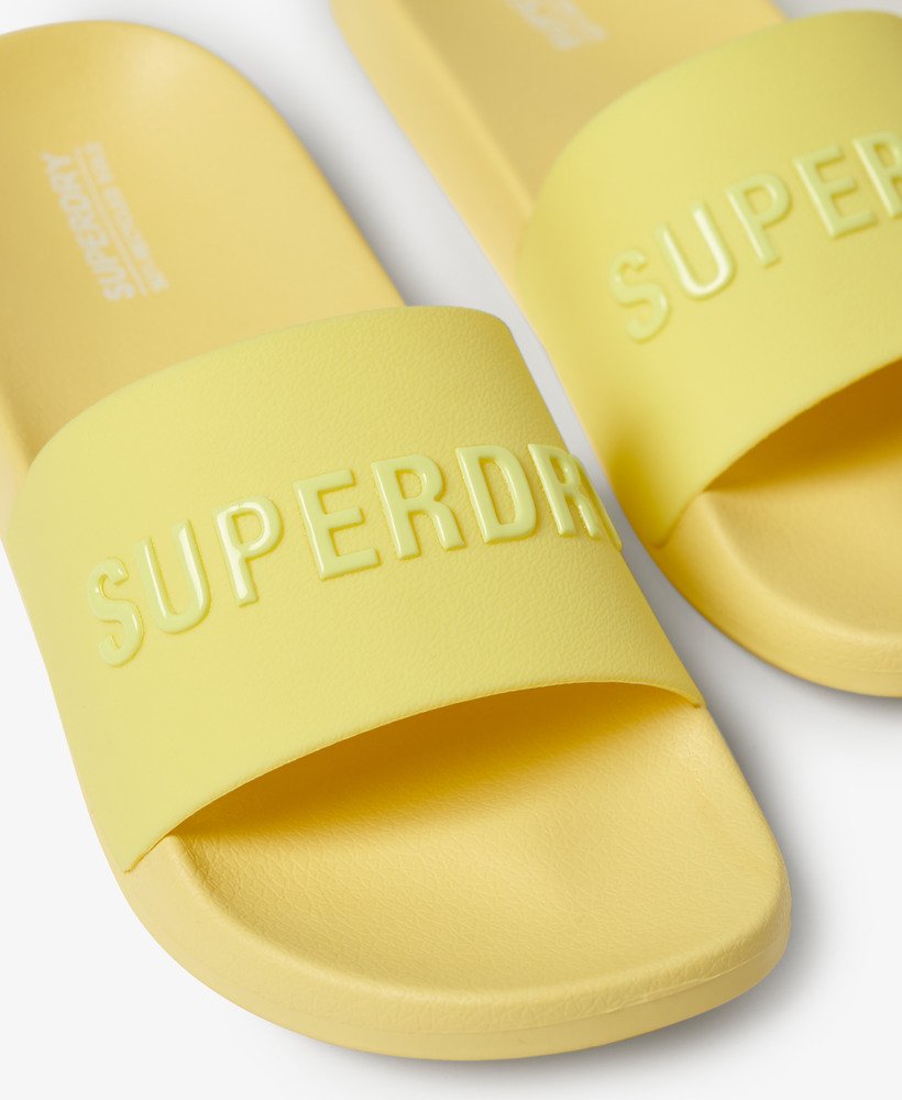 chinelo de piscina com logo vegano na cor verde limão ensolarado