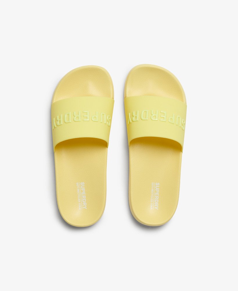 chinelo de piscina com logo vegano na cor verde limão ensolarado
