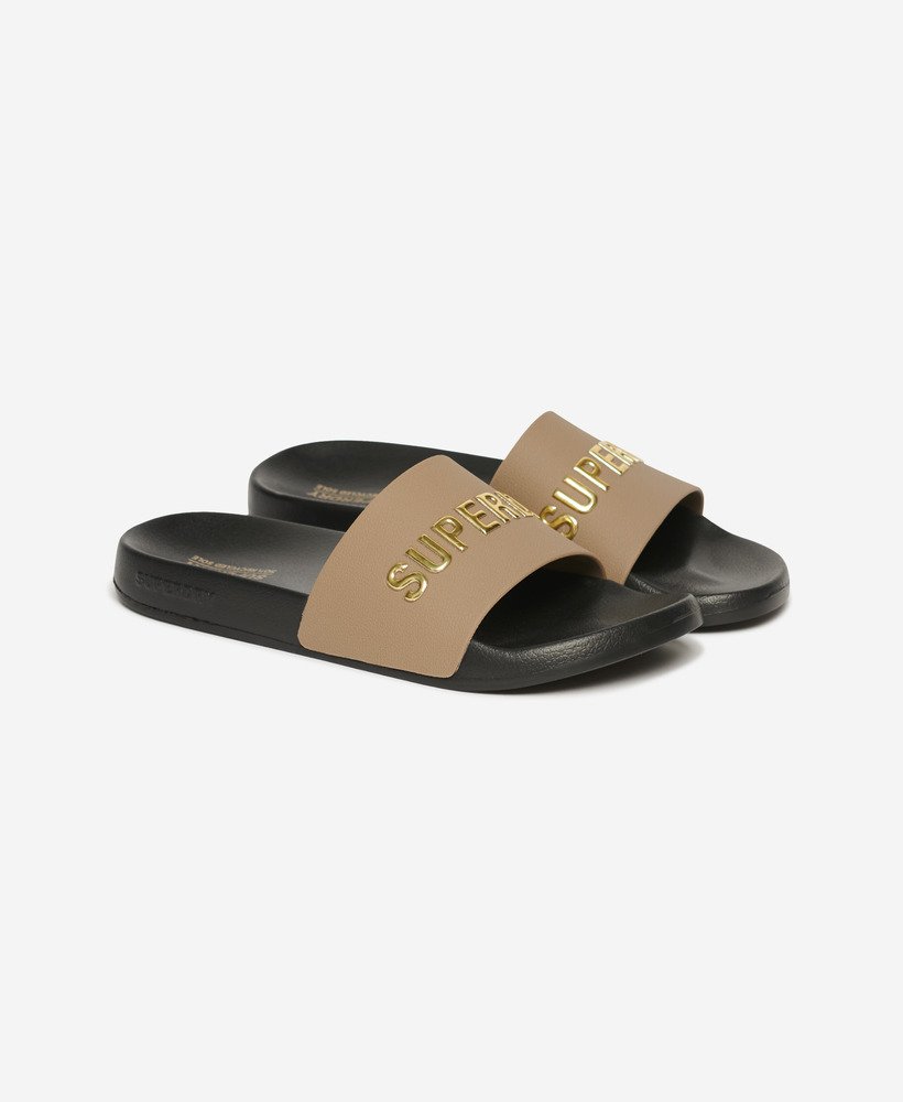 chinelo de piscina com logo vegano nas cores pretomarrom fóssildourado metálico