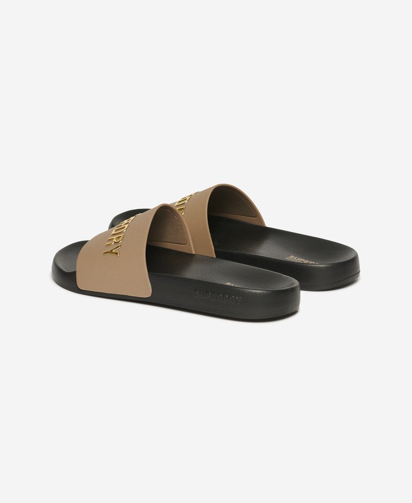 chinelo de piscina com logo vegano nas cores pretomarrom fóssildourado metálico